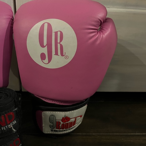 9 Rounds Boxing Mitts with hand wraps - Picture 3 of 4